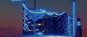 Auf Großbaustellen (hier die Hamburger Elbphilharmonie) werden Kostensteigerungen als gottgegeben hingenommen. Meistens ist aber schon die Kalkulation viel zu knapp – damit das Projekt genehmigt wird.