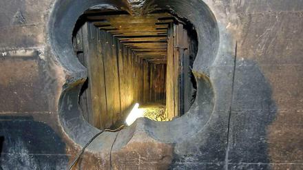 Diesen Tunnel hatten die Täter zur angrenzenden Bank gegraben.