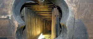 Diesen Tunnel hatten die Täter zur angrenzenden Bank gegraben.