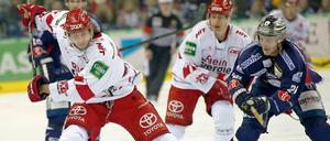 Gegen die Kölner Haie gelang kamen die Berliner um Florian Busch (r.) meist einen Schritt zu spät - wenn sie überhaupt mal in einen Zweikampf kamen.