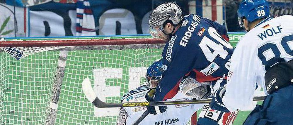 Ins Tor gestochert. Darin Olver erzielt in einer niveauarmen Begegnung im ersten Drittel den ersten Treffer für die Eisbären.