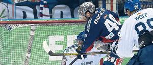 Ins Tor gestochert. Darin Olver erzielt in einer niveauarmen Begegnung im ersten Drittel den ersten Treffer für die Eisbären.