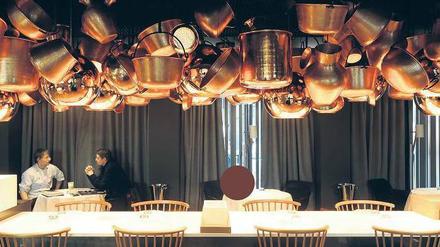 Die kulinarische Oberaufsicht liegt beim katalanischen Zwei-Sterne-Koch Paco Perez, der mit der Gründung von Ablegern bislang sehr zurückhaltend war. Die erste Karte seines kleinen Gourmetrestaurants „Cinco“ zeigt eine moderne Handschrift mit Schwerpunkt bei Fisch und Meeresfrüchten und bietet ein Menü mit 25 kleinen Gängen für 140 Euro; im großen Restaurant geht es beiläufiger und preisgünstiger zu, aber ebenfalls spanisch inspiriert. 