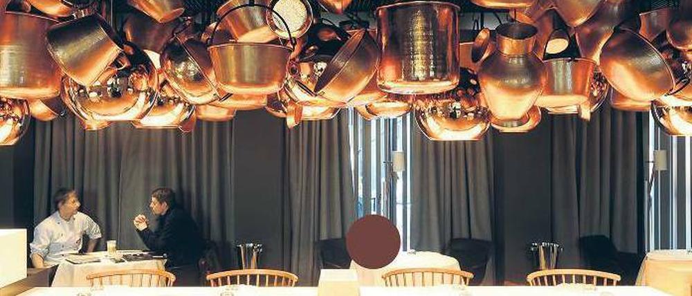 Die kulinarische Oberaufsicht liegt beim katalanischen Zwei-Sterne-Koch Paco Perez, der mit der Gründung von Ablegern bislang sehr zurückhaltend war. Die erste Karte seines kleinen Gourmetrestaurants „Cinco“ zeigt eine moderne Handschrift mit Schwerpunkt bei Fisch und Meeresfrüchten und bietet ein Menü mit 25 kleinen Gängen für 140 Euro; im großen Restaurant geht es beiläufiger und preisgünstiger zu, aber ebenfalls spanisch inspiriert.