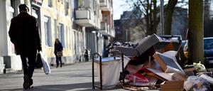 06.04.2018, Berlin: Ein Mann läuft an einem Haufen Sperrmüll im Berliner Stadteil Wedding vorbei. Die Gewerkschaft Verdi hatte die Beschäftigten der Berliner Stadtreinigung (BSR) zu einem ganztägigen Warnstreik aufgerufen. Die BSR kündigte an, dass Hausmüll- und Bioabfalltonnen nicht geleert würden, teilweise auch Wertstofftonnen. Auch Sperrmüll blieb stehen, sämtliche 15 Recyclinghöfe blieben geschlossen. Foto: Lisa Ducret/dpa +++(c) dpa - Bildfunk+++ | Verwendung weltweit