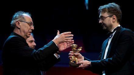 Festival Präsident Dieter Kosslick übergibt den Goldenen Bär an Gewinner Netzer.