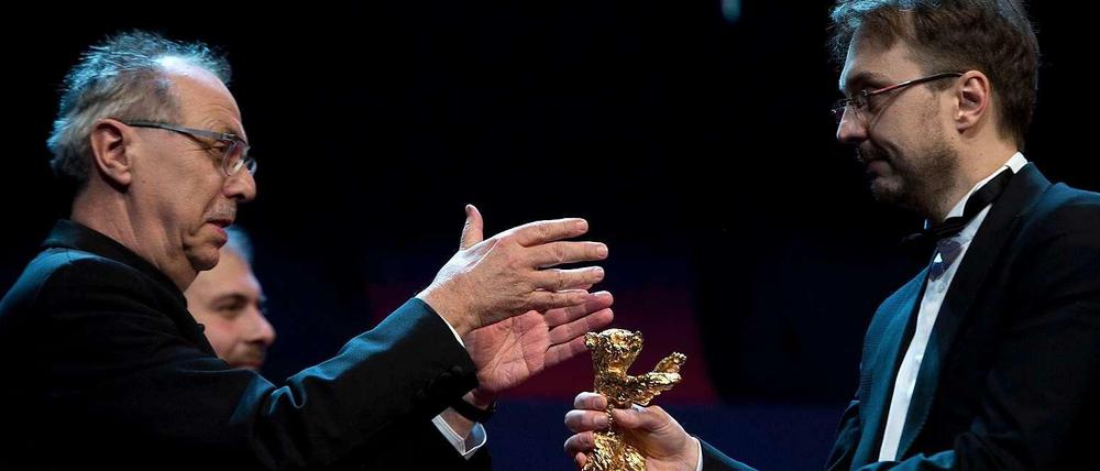 Festival Präsident Dieter Kosslick übergibt den Goldenen Bär an Gewinner Netzer.