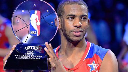 Der Ball ist eine Scheibe. Los Angeles Clippers Spieler Chris Paul mit der MVP-Trophäe nach dem All-Star-Spiel.