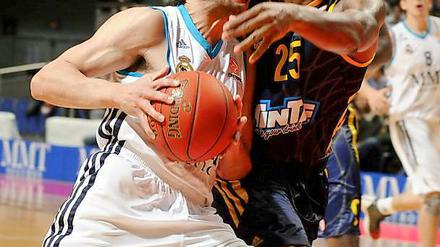 Engtanz. Madrid's Sergio Llull (links) und Alba Berlins Jekel Foster im Zweikampf.