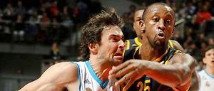 Engtanz. Madrid's Sergio Llull (links) und Alba Berlins Jekel Foster im Zweikampf.