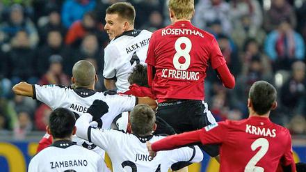 Luftduell. Frankfurt hält die Freiburger nach dem Unentschieden auf Distanz.