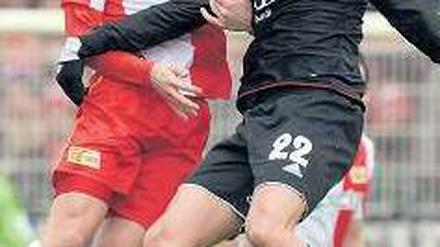 Remis auch in der Luft. Unions Christoph Menz im Duell mit Ahmed Akaichi. Foto: dpa