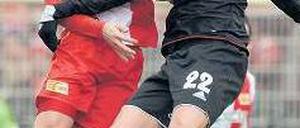 Remis auch in der Luft. Unions Christoph Menz im Duell mit Ahmed Akaichi. Foto: dpa