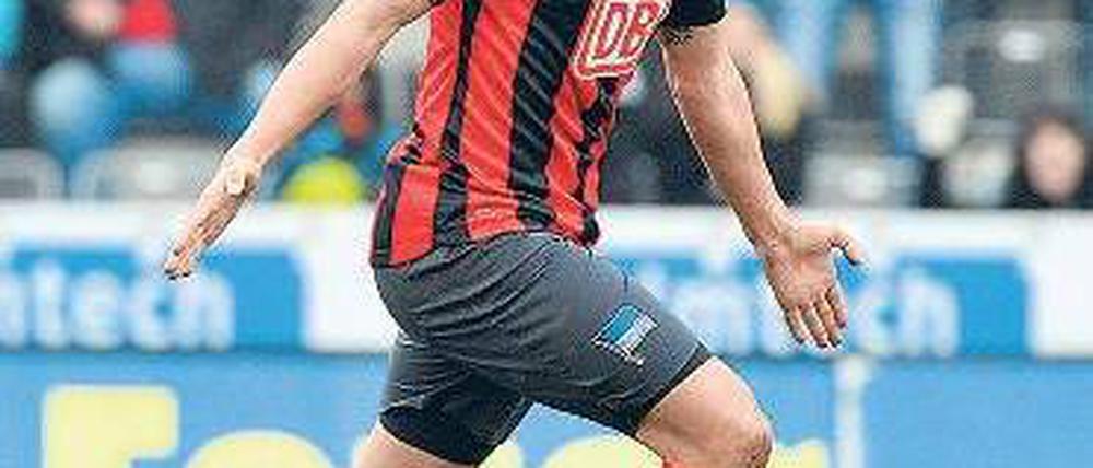 Späte Erlösung. Marcel Ndjeng erzielt nach Vorarbeit von Adrian Ramos das Tor des Tages. Für Ndjeng war es der vierte Treffer in dieser Saison. Foto: dpa