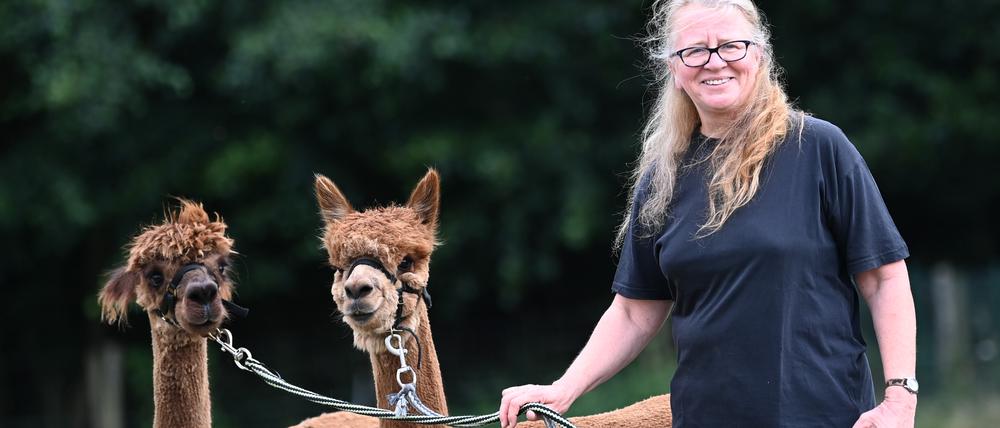 Alpakazüchterin Sabine hat auf dem Land ihr Glück gefunden.
