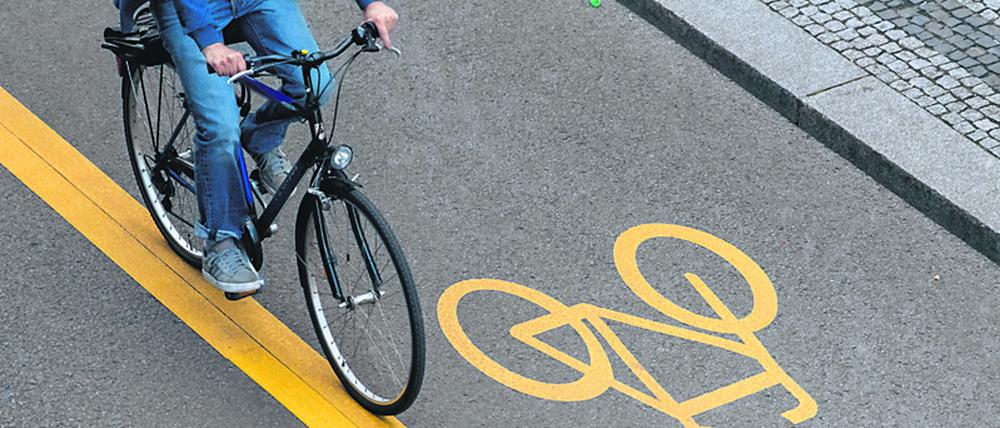 Eine Radfahrerin auf dem temporären Radweg in einem Teil der Friedrichstraße. (Archivbild)