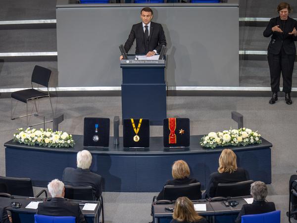 Emmanuel Macron beim Trauerstaatsakt für den gestorbenen früheren Bundestagspräsidenten Wolfgang Schäuble.