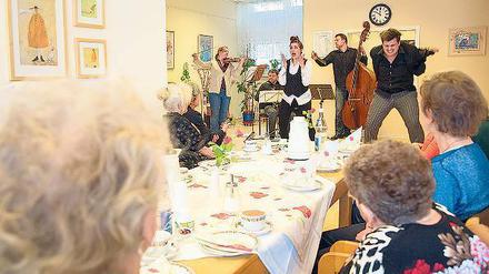 Kunst im Kiez. Musiker der Komischen Oper verzaubern ihr Publikum. Foto: Björn Kietzmann