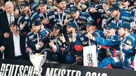 Siegerbild ohne Manager. Als die Eisbären Meister wurden, war Peter John Lee nicht in der Arena, zum Feiern kam er dann nach.