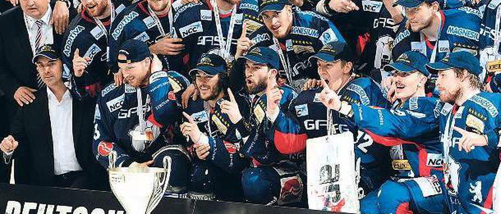 Siegerbild ohne Manager. Als die Eisbären Meister wurden, war Peter John Lee nicht in der Arena, zum Feiern kam er dann nach.