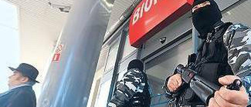 Gefährliches Kaliber. Uniformierte hielten die Tankstelle besetzt. Foto: dpa/Stefan Csevi