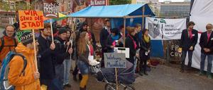 Bürger-Steig. Hinter der Initiative gegen Werbung stecken vor allem junge konsumkritische Akademiker. Am Sonnabend trafen sie sich in der Schlesischen Straße. 