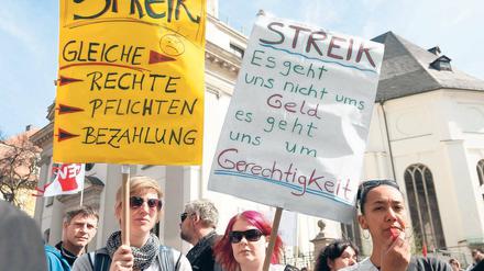 Klare Ansage. Die Forderung nach besseren Bedingungen für angestellte Lehrer stand im Zentrum des Protests vor der Innenverwaltung. Später ging es weiter zur Schulbehörde. Foto: Davids