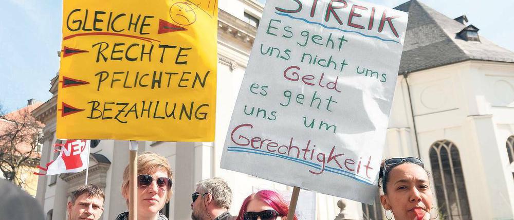 Klare Ansage. Die Forderung nach besseren Bedingungen für angestellte Lehrer stand im Zentrum des Protests vor der Innenverwaltung. Später ging es weiter zur Schulbehörde. Foto: Davids