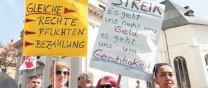Klare Ansage. Die Forderung nach besseren Bedingungen für angestellte Lehrer stand im Zentrum des Protests vor der Innenverwaltung. Später ging es weiter zur Schulbehörde. Foto: Davids