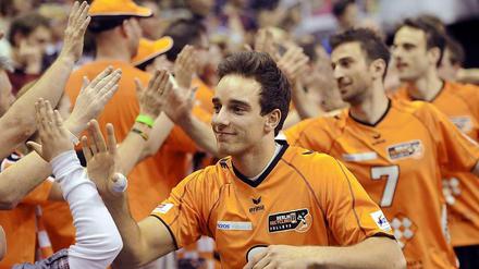 Siegen und klatschen: Berlins Björn Höhne (v.) und Roko Sikiric (M.) lassen sich nach Spielende von ihren Fans feiern.