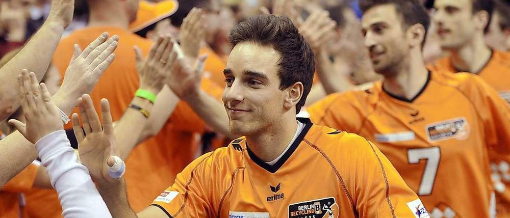 Siegen und klatschen: Berlins Björn Höhne (v.) und Roko Sikiric (M.) lassen sich nach Spielende von ihren Fans feiern.