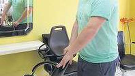 Vor leeren Stühlen. Friseur Reichel fürchtet um seinen Arbeitsplatz. 