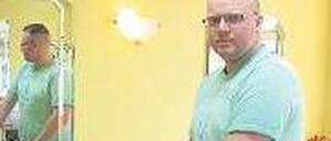 Vor leeren Stühlen. Friseur Reichel fürchtet um seinen Arbeitsplatz. 