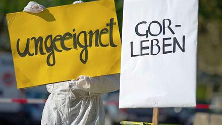 Obwohl das Endlagersuchgesetz noch nicht einmal durch das Parlament gebracht worden ist, beginnt sich überall im Land Widerstand gegen mögliche neue Endlagerregionen zu bilden. Vor allem im Wendland ist die Unzufriedenheit jedoch groß, weil der umstrittene Salzstock Gorleben zunächst weiter im Suchverfahren bleiben soll. 