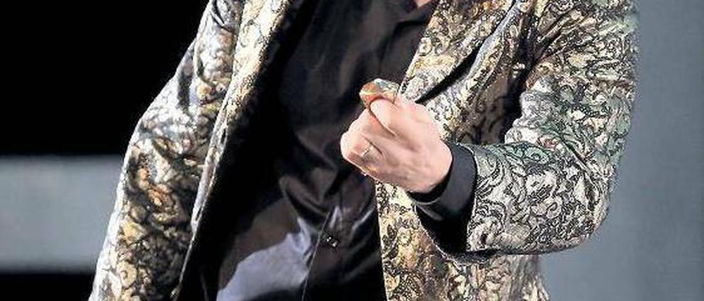 Gott sieht rot. Wotan (Tuomas Pursio) im „Rheingold“, Regie: Rosamund Gilmore. Foto: dpa