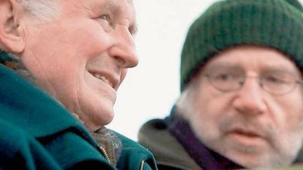 Aufarbeitung. Vater Gerhard Schulz (links) und Sohn Frank sprechen über die Erlebnisse im Krieg.Foto: WDR