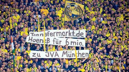 Abwesend und doch präsent. Die Dortmunder Fans beschäftigten sich auf ihre Weise mit Uli Hoeneß (unten rechts).