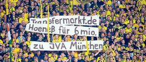 Abwesend und doch präsent. Die Dortmunder Fans beschäftigten sich auf ihre Weise mit Uli Hoeneß (unten rechts).