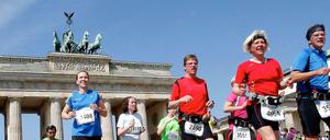 Lauf in die Sonne. Tausende durchquerten beim 25-Kilometer-Lauf am Sonntagvormittag das Brandenburger Tor. 