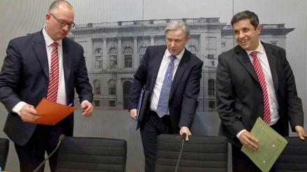 SPD-Landeschef Jan Stöß, der Regierende Bürgermeister Klaus Wowereit und SPD-Fraktionschef Raed Saleh bei einer Pressekonferenz im Abgeordnetenhaus in Berlin. Momentan verbergen die Nachfolgekandidaten ihre Rivalität noch gut. 