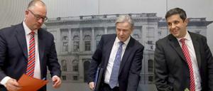 SPD-Landeschef Jan Stöß, der Regierende Bürgermeister Klaus Wowereit und SPD-Fraktionschef Raed Saleh bei einer Pressekonferenz im Abgeordnetenhaus in Berlin. Momentan verbergen die Nachfolgekandidaten ihre Rivalität noch gut. 