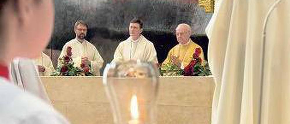 Festlich. Kardinal Rainer Maria Woelki und Erzbischof Robert Zollitsch beim Gedenkgottesdienst. Foto: Björn Kietzmann
