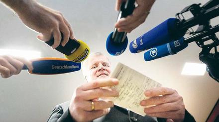 Horst Seehofer geht das Personal aus. 