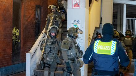 Polizisten einer Spezialeinheit sind im Stadtteil Billsted im Einsatz. Bei einer Attacke in Hamburg-Billstedt wurde ein 17-Jähriger durch Messerstiche verletzt und erlag später den Verletzungen.