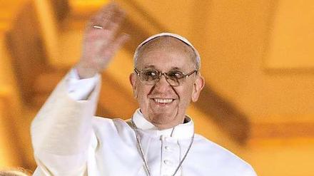 Bleibt entspannt: Papst Franziskus lässt sich durch Schlagzeilen und Presseratssitzungen in Deutschland nicht vom Winken abhalten. Ups, war das jetzt auch eine Tatsachenbehauptung?