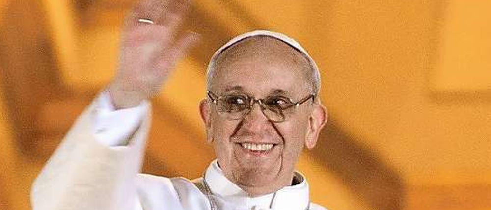 Bleibt entspannt: Papst Franziskus lässt sich durch Schlagzeilen und Presseratssitzungen in Deutschland nicht vom Winken abhalten. Ups, war das jetzt auch eine Tatsachenbehauptung?