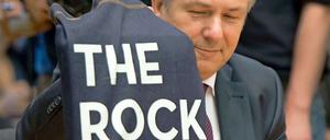 Beweisfoto A: Auch am 24. Mai trat Wowereit mit der Stofftasche auf.