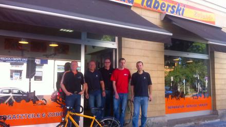 Die "Biker" von der Machnower Straße. Detlef und Jürgen Taberski und ihre Mitarbeiter Andreas, Volker und Ingo (v.l.n.r.). Zweirad Taberski gibt es seit über 30 Jahren an diesem Ort in Zehlendorf.