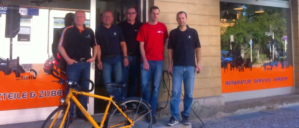 Die "Biker" von der Machnower Straße. Detlef und Jürgen Taberski und ihre Mitarbeiter Andreas, Volker und Ingo (v.l.n.r.). Zweirad Taberski gibt es seit über 30 Jahren an diesem Ort in Zehlendorf.