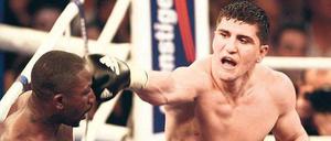 Permanent am Mann. Der Berliner Weltmeister Huck lässt seinem Herausforderer Afolabi zwölf Runden lang keine Luft. Der Kampf geht über die Runden, endet aber deutlich.